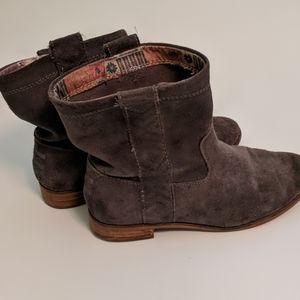 Tom's suede boots